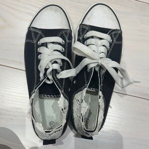 Black Canvas sneakers with white lace